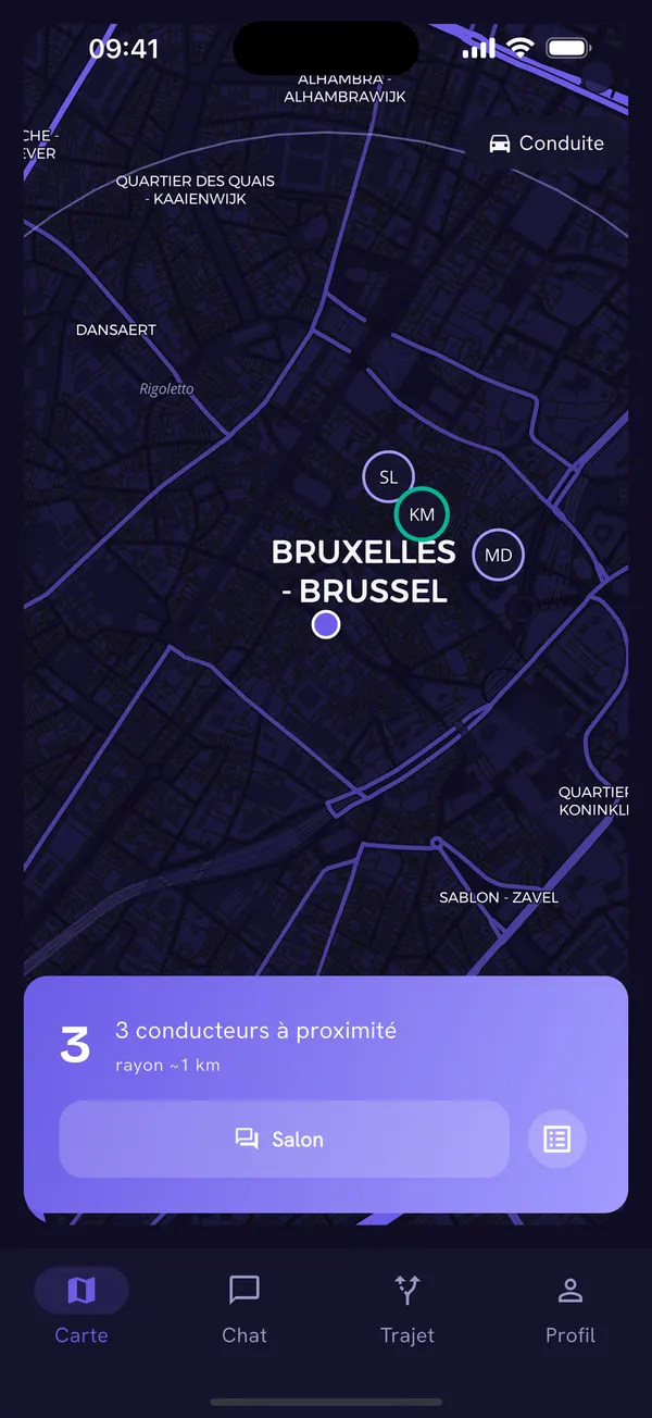 Écran « Carte » de l’app CoJam : un plan sombre du centre de Bruxelles avec trois pastilles pour les conducteurs proches et un point violet pour la position de l’utilisateur. En bas, un panneau indique « 3 conducteurs à proximité, rayon ~1 km » avec un bouton « Salon », au-dessus des onglets Carte, Chat, Trajet et Profil.