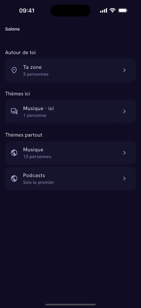 Écran « Salons » de l’app CoJam, sur fond sombre : la rubrique « Autour de toi » propose « Ta zone » (3 personnes), la rubrique « Thèmes ici » propose « Musique · ici » (1 personne), et la rubrique « Thèmes partout » propose « Musique » (12 personnes) et « Podcasts » (« Sois le premier »).