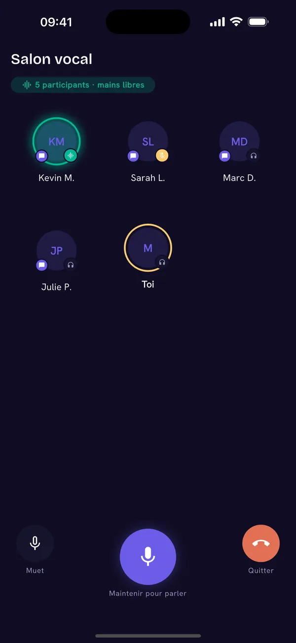 Écran « Salon vocal » de l’app CoJam : l’indication « 5 participants · mains libres », cinq avatars ronds à initiales dont celui de l’utilisateur, marqué « Toi », et en bas trois boutons : « Muet », un gros bouton micro « Maintenir pour parler » et « Quitter ».