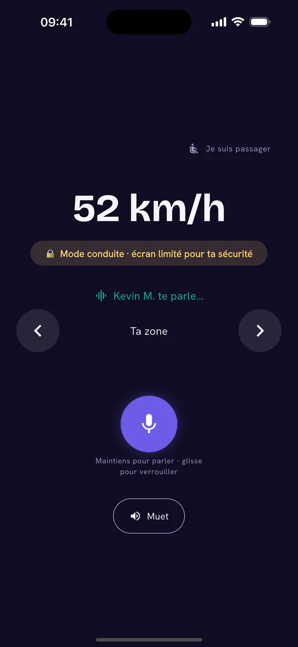 Écran du mode conduite de l’app CoJam : la vitesse « 52 km/h » en très grand, un bandeau jaune qui signale un écran limité pour la sécurité, l’indication qu’un participant parle, le salon « Ta zone » entre deux flèches, un gros bouton micro « Maintiens pour parler », un bouton « Muet » et un lien « Je suis passager ».