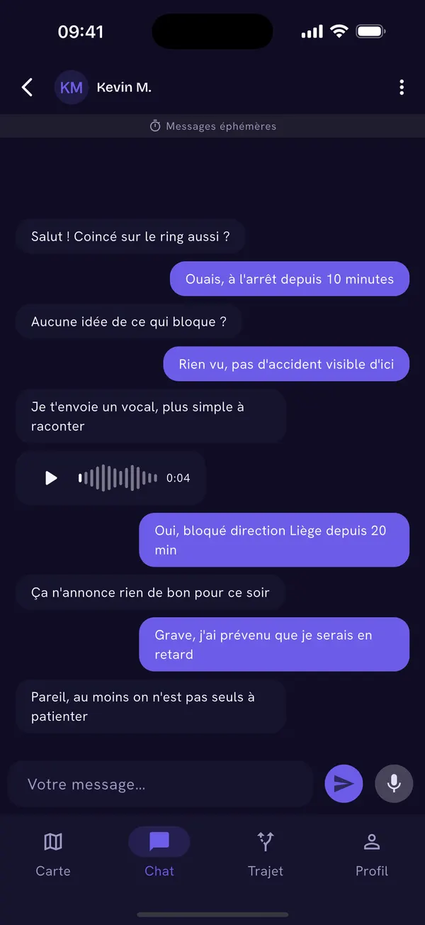 Écran « Chat » de l’app CoJam : une conversation en messages éphémères entre deux conducteurs coincés dans un bouchon, avec des bulles de texte, un message vocal de 4 secondes, un champ « Votre message… » et des boutons d’envoi et de micro.